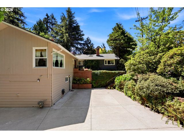 2210 Sw BROADWAY Dr, Portland, OR 97201