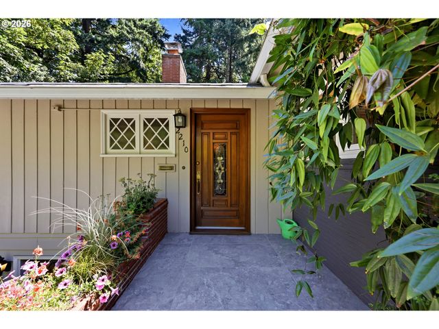 2210 Sw BROADWAY Dr, Portland, OR 97201