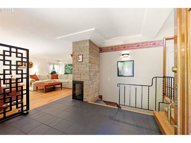 2210 Sw BROADWAY Dr, Portland, OR 97201