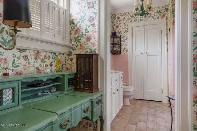 1616 Poplar Boulevard, Jackson, MS 39202