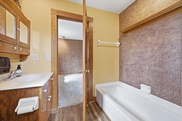 9561 Maple Tree ROAD, Kewaskum, WI 53040