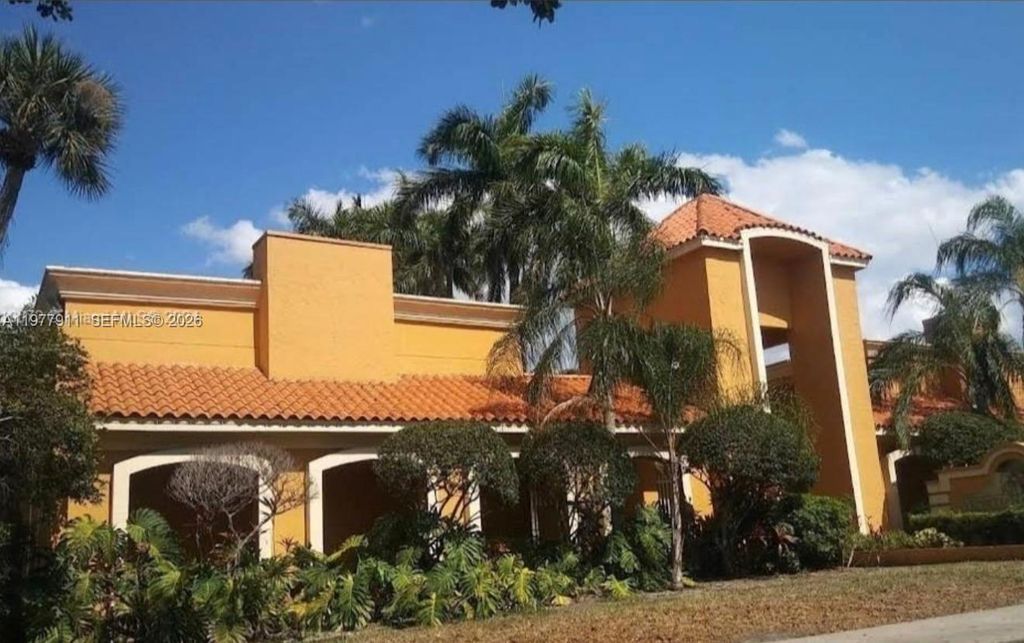 18111 NW 68th Ave F210, Hialeah, FL 33015