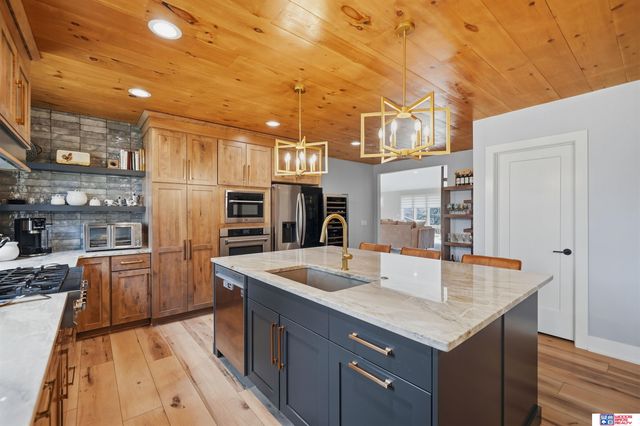 8040 Northshore Drive, Lincoln, NE 68516