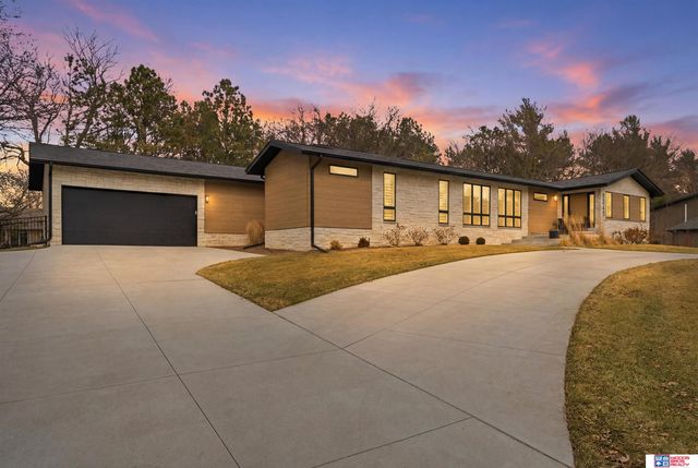 8040 Northshore Drive, Lincoln, NE 68516