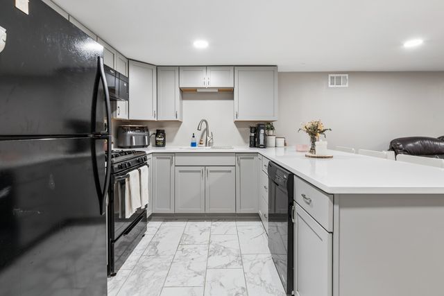 6150 W Thorndale Avenue, Chicago, IL 60646
