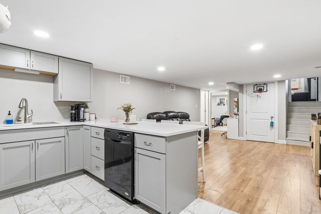 6150 W Thorndale Avenue, Chicago, IL 60646