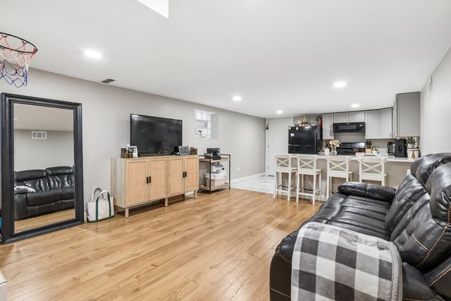6150 W Thorndale Avenue, Chicago, IL 60646