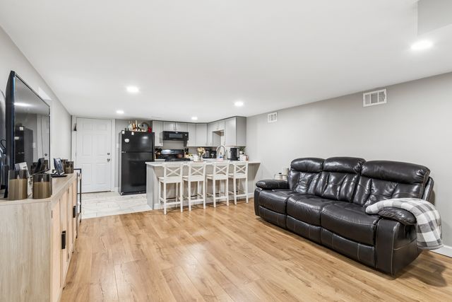 6150 W Thorndale Avenue, Chicago, IL 60646