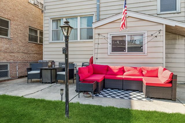 6150 W Thorndale Avenue, Chicago, IL 60646