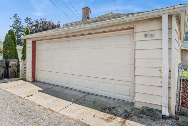 6150 W Thorndale Avenue, Chicago, IL 60646