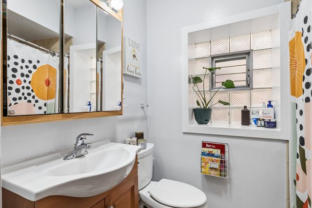 6150 W Thorndale Avenue, Chicago, IL 60646