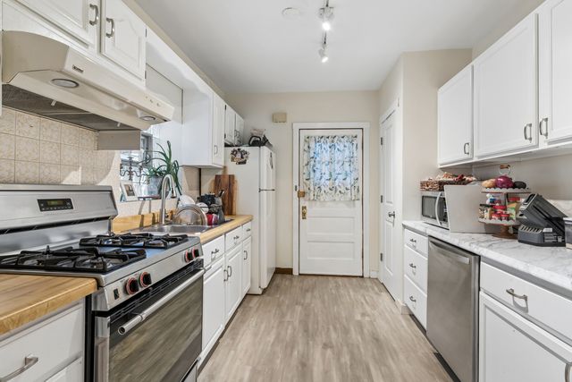 6150 W Thorndale Avenue, Chicago, IL 60646