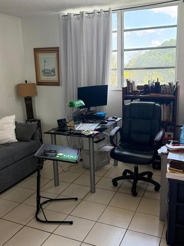 447 NE 195th St 310, Miami, FL 33179