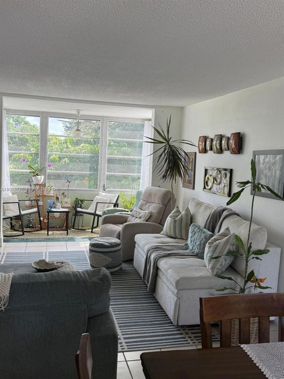 447 NE 195th St 310, Miami, FL 33179