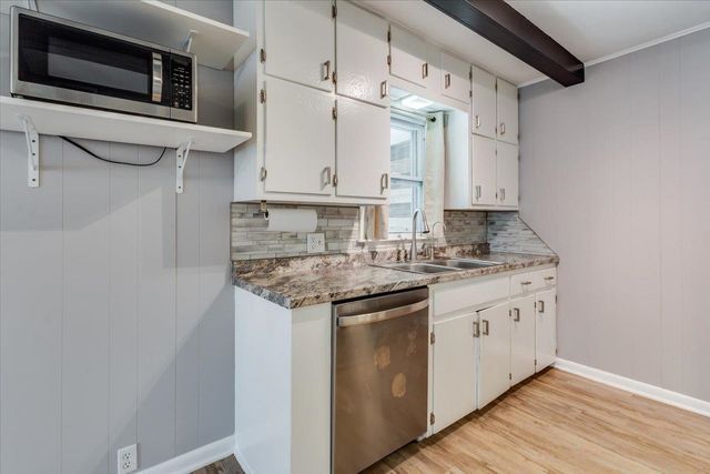 2524 S Hydraulic St, Wichita, KS 67216