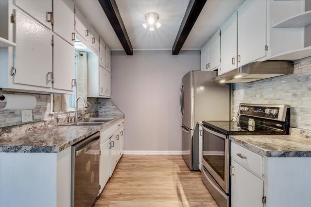 2524 S Hydraulic St, Wichita, KS 67216