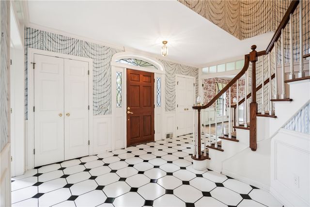 10 Ponds Edge Way, Pittsford, NY 14534