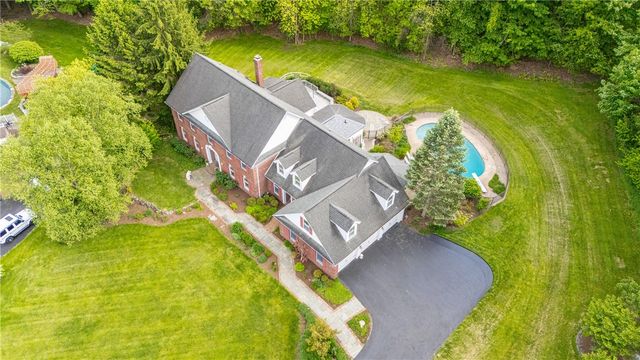 10 Ponds Edge Way, Pittsford, NY 14534