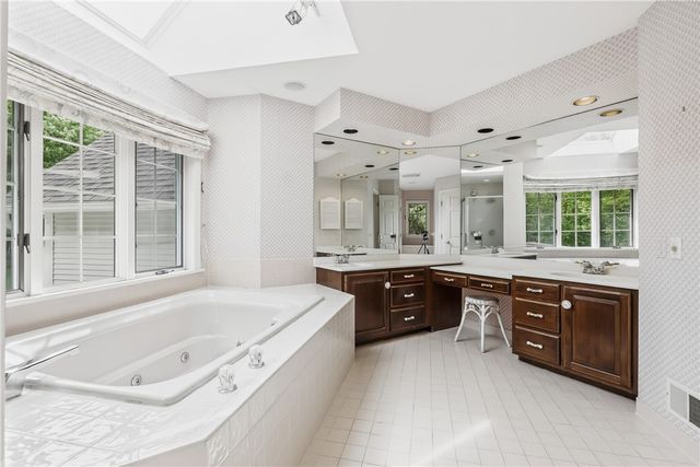 10 Ponds Edge Way, Pittsford, NY 14534