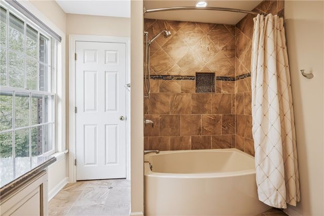 10 Ponds Edge Way, Pittsford, NY 14534
