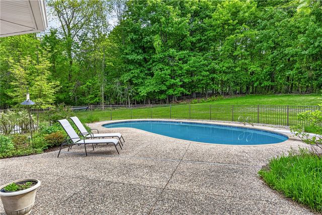 10 Ponds Edge Way, Pittsford, NY 14534