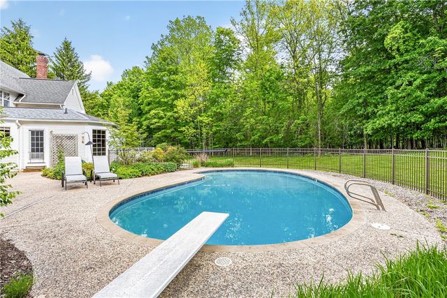 10 Ponds Edge Way, Pittsford, NY 14534