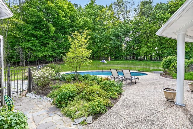 10 Ponds Edge Way, Pittsford, NY 14534