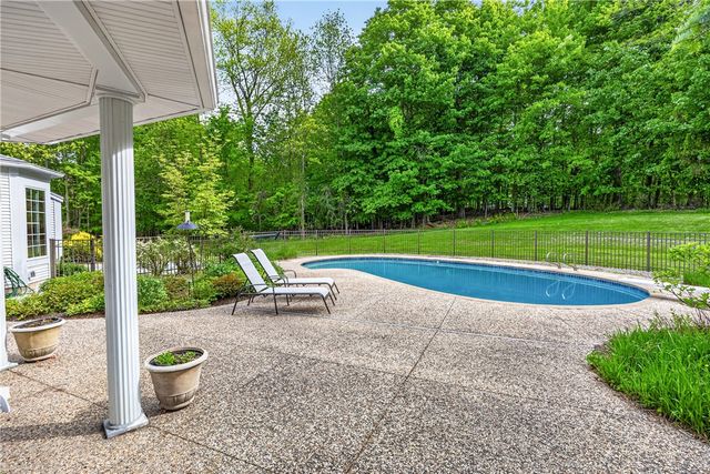 10 Ponds Edge Way, Pittsford, NY 14534