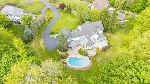 10 Ponds Edge Way, Pittsford, NY 14534