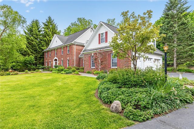 10 Ponds Edge Way, Pittsford, NY 14534