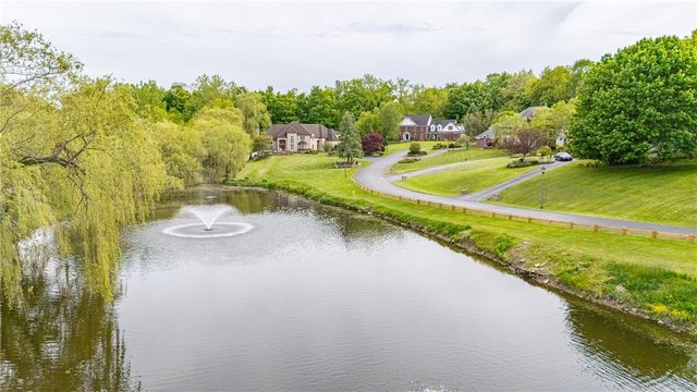 10 Ponds Edge Way, Pittsford, NY 14534