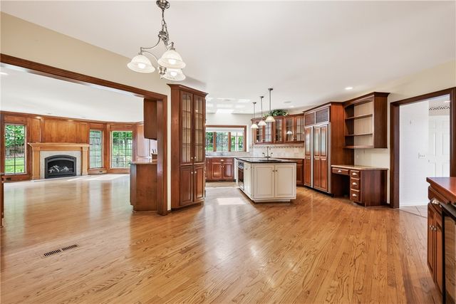 10 Ponds Edge Way, Pittsford, NY 14534