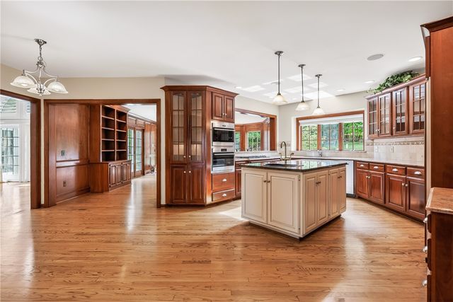 10 Ponds Edge Way, Pittsford, NY 14534