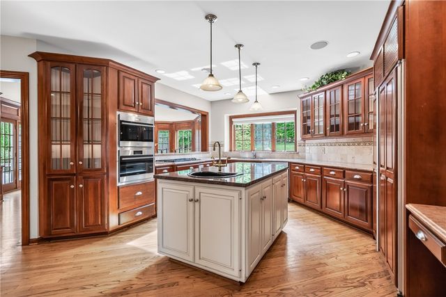 10 Ponds Edge Way, Pittsford, NY 14534