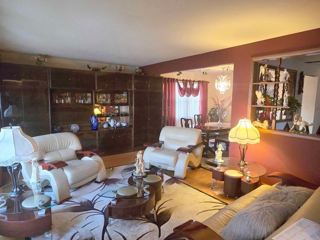 8103 Gladys Lane, Palos Hills, IL 60465