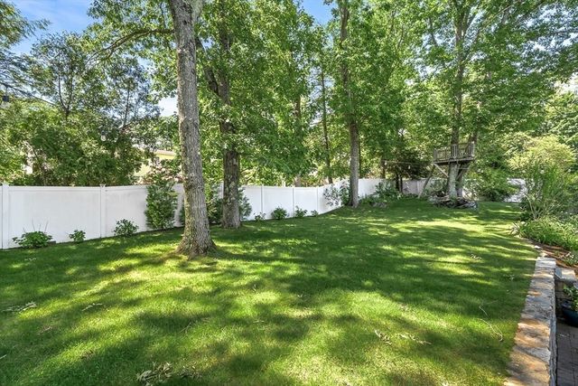 11 Carriage Lane, Winchester, MA 01890