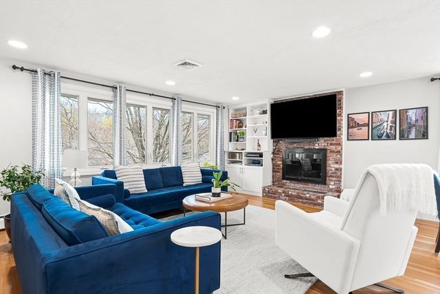11 Carriage Lane, Winchester, MA 01890