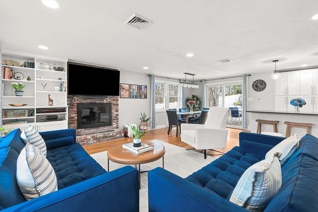 11 Carriage Lane, Winchester, MA 01890