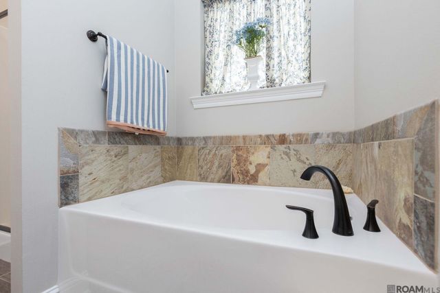 6211 Lake Edge Dr, Baton Rouge, LA 70820