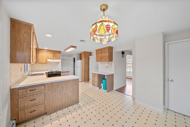 7 Surrey Ln, Canton, MA 02021