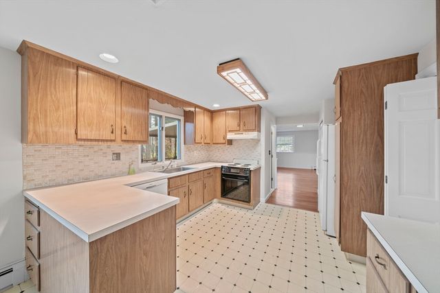 7 Surrey Ln, Canton, MA 02021