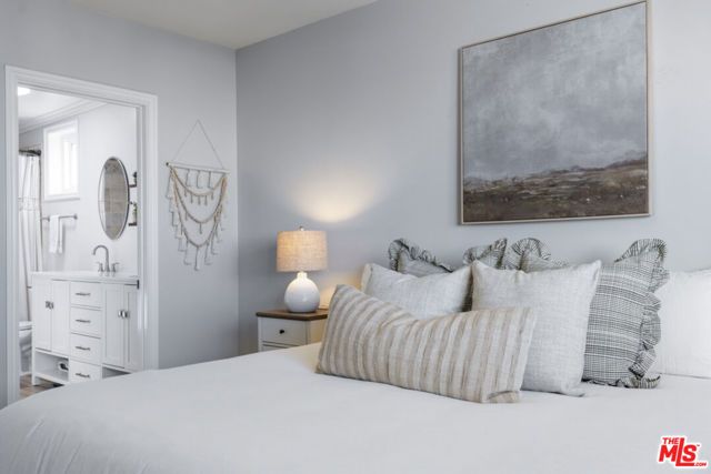 15157 Magnolia Boulevard F, Sherman Oaks, CA 91403