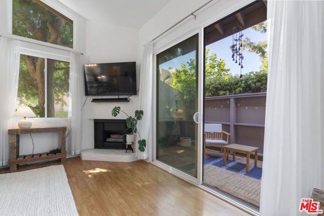 15157 Magnolia Boulevard F, Sherman Oaks, CA 91403