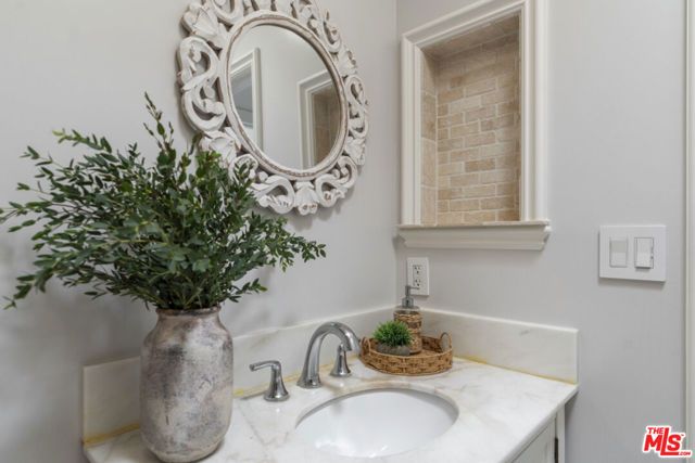 15157 Magnolia Boulevard F, Sherman Oaks, CA 91403