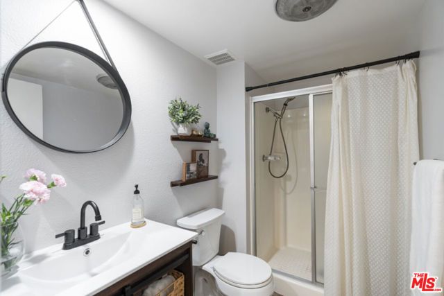 15157 Magnolia Boulevard F, Sherman Oaks, CA 91403