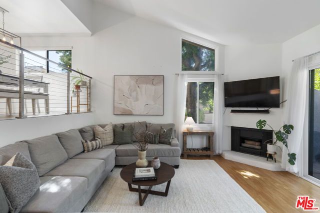 15157 Magnolia Boulevard F, Sherman Oaks, CA 91403