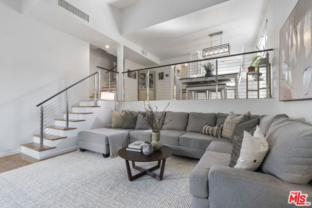 15157 Magnolia Boulevard F, Sherman Oaks, CA 91403