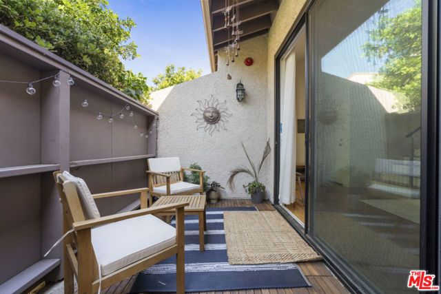 15157 Magnolia Boulevard F, Sherman Oaks, CA 91403