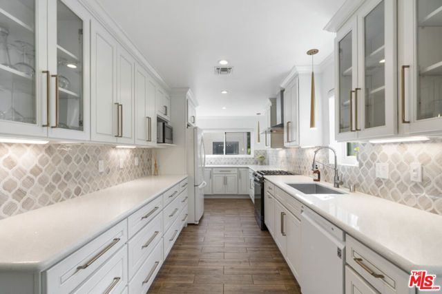 15157 Magnolia Boulevard F, Sherman Oaks, CA 91403