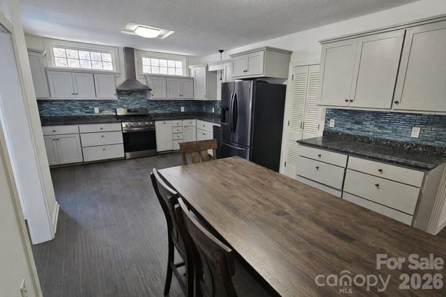 34 Landfair Lane, Hendersonville, NC 28792